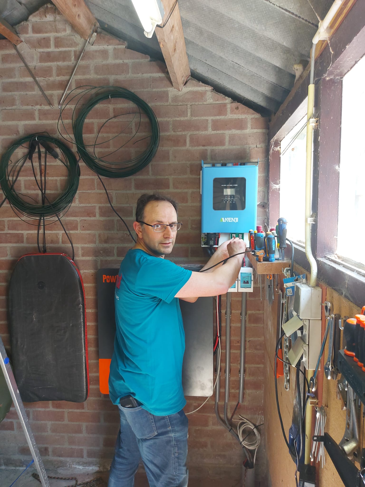 Ons team aan het werk in een werkplaatsinstallatie
