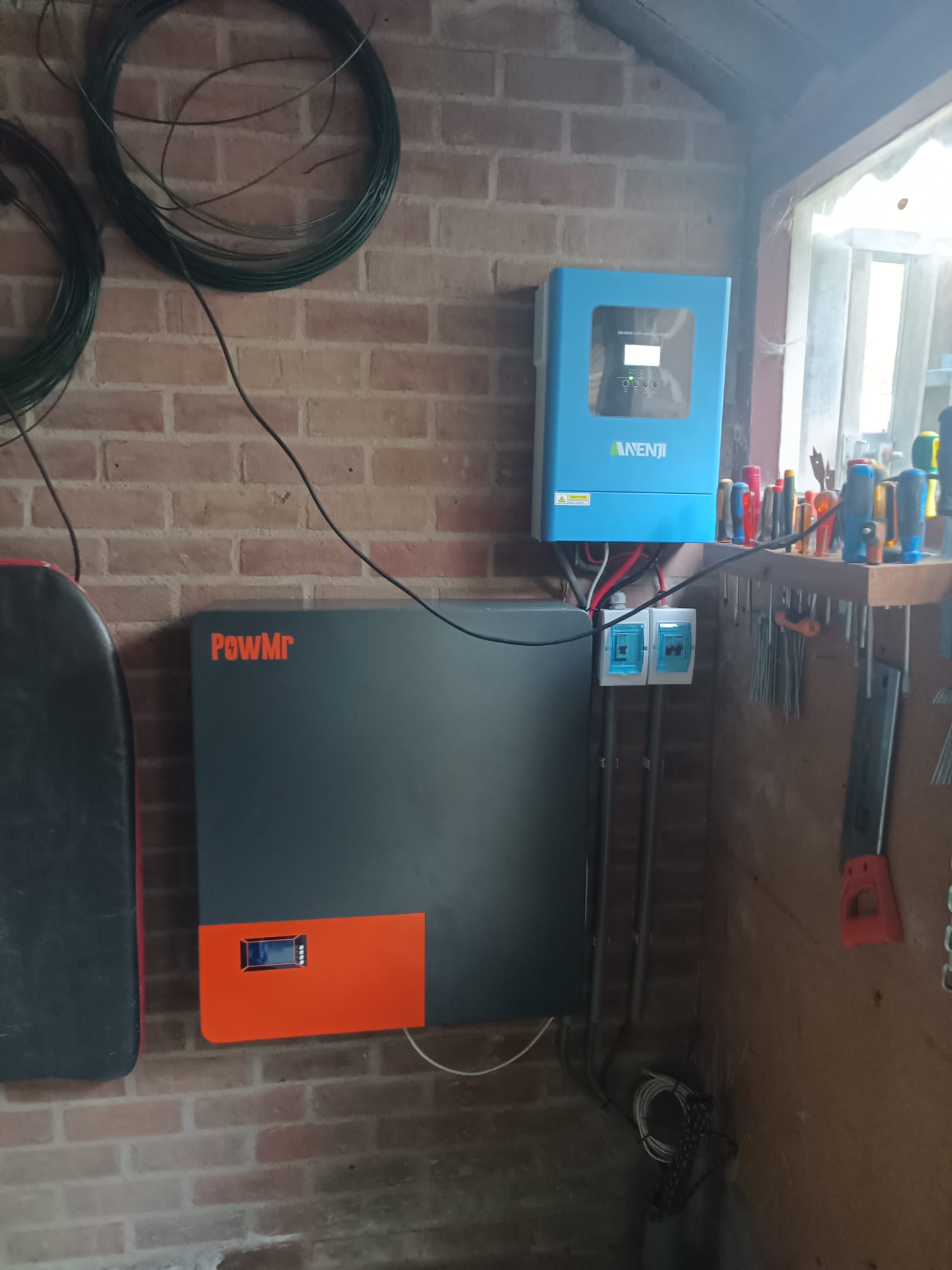 Echte installatie — werkplaats met omvormer en pack