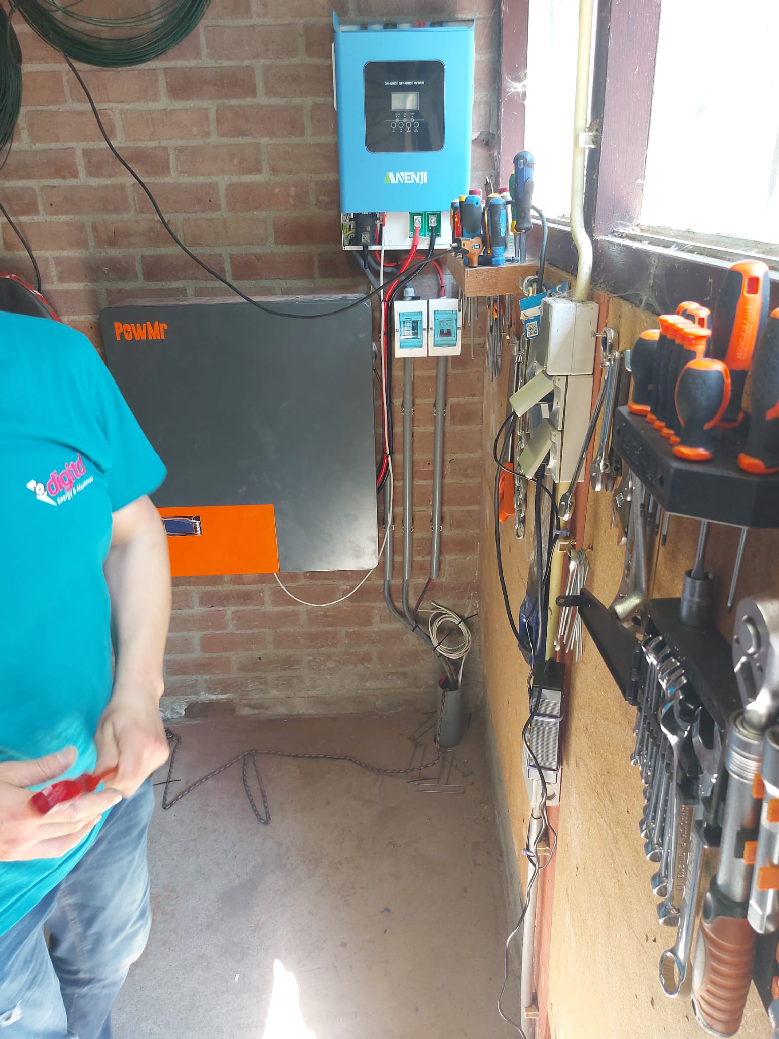 Werkplaatsinstallatie met hybride omvormer en pack